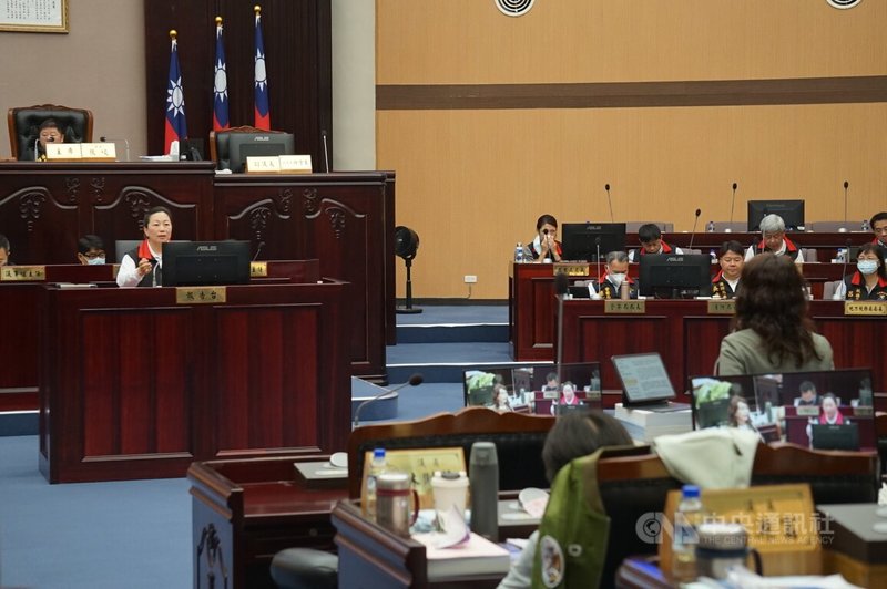 花蓮縣議會10日進行縣政總質詢,有議員指出,國民黨立委傅崐萁反罷免文宣條列各項縣府還沒規劃的社會福利支票,質疑縣府難道是「傅」隨組織;縣長徐榛蔚(前左)答詢說,縣府預算由花蓮議會審核通過,那議會也是「傅」隨組織。中央社記者張祈攝 114年6月10日