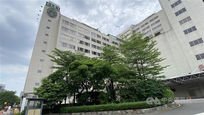 圖為亞東醫院外觀。(中央社檔案照片)