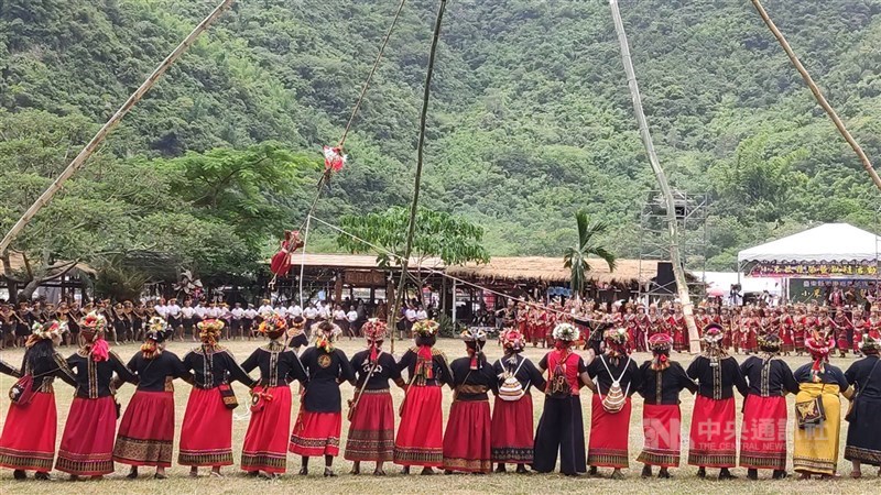原住民族委員會公告114年度歲時祭儀放假日期,自今年5月30日起,原住民族歲時祭儀放假日為3天。 圖為2019年間魯凱族收穫祭活動情形。(中央社檔案照片)
