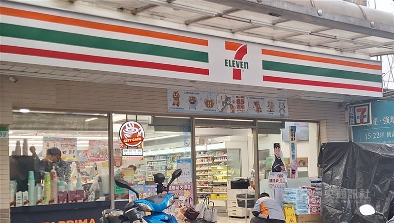 統一超5月營收逾新台幣300億元,創同期新高,主要受惠展店與新商品。圖為統一超門市外觀。(中央社檔案照片)