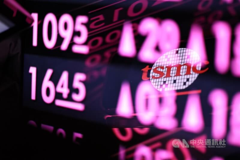 台股10日開高走高,終場上漲451.85點,收22242.14點,攻克半年線約21991點。(中央社檔案照片)