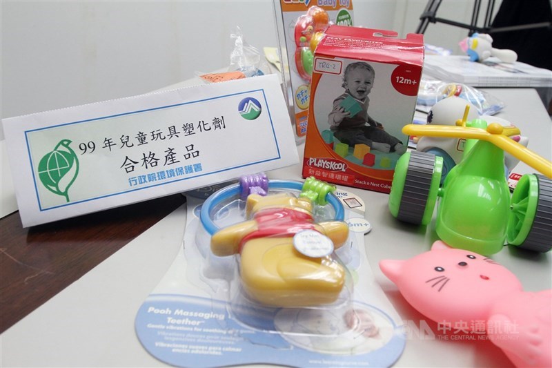 圖為環保署對兒童玩具塑化劑鄰苯二甲酸二辛酯(DOP)抽測。 (中央社檔案照片)