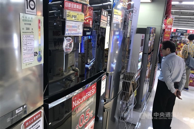 高市經發局舉辦節電競賽,為鼓勵汰換家電,在活動期間有將老舊冷氣或冰箱汰換成一級能效者,可參加抽獎。(中央社檔案照片)
