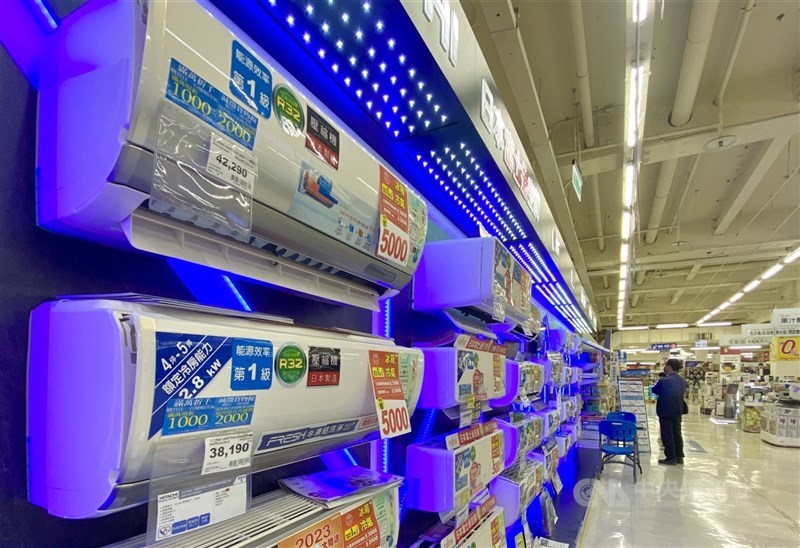 圖為民眾在量販店選購冷暖氣機。(中央社檔案照片)