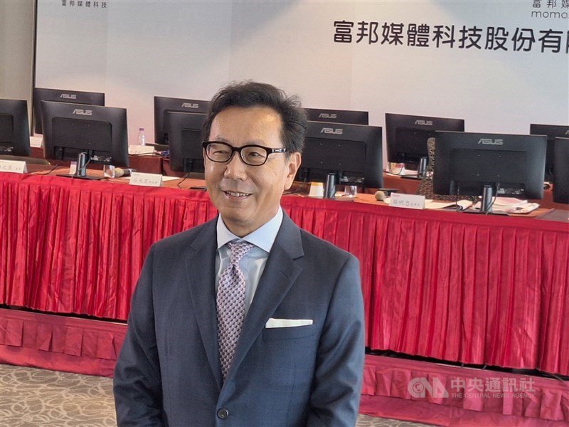 富邦媒今年5月因去年同期基期較高,以及今年消費氛圍保守影響,營收為新台幣86.32億元,年減3.84%。圖為富邦媒董事長蔡明忠。(中央社檔案照片)