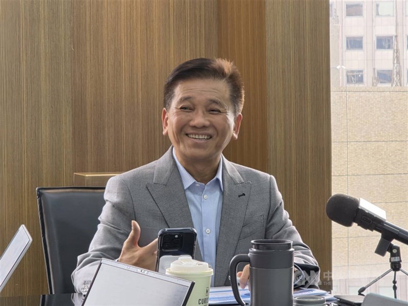 台驊控股5月海、空運業務均達雙位數月增率,因應美國高額對等關稅暫緩,出口商提前出貨,亞洲至美洲航線出貨需求顯著增加,圖為台驊總經理顏益財。(中央社檔案照片)