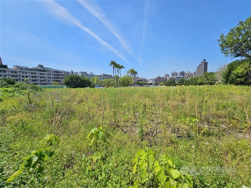 歷時4年餘,內政部都委會10日通過新北市三重的銀新未來城變更案,未來新北市政府在這塊三重區碧華國中舊校區土地推動的都市計劃變更案,必須提供至少500戶只租不售的全齡友善居住設施、設置日間照顧中心,並要建立租金水準監管機制。(中央社檔案照片)