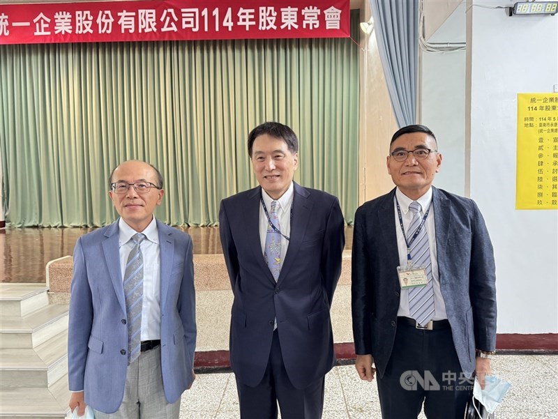 統一企業10日公告,總經理黃釗凱和李清田因任期屆滿,改由統一超協理郭慶峰升任,引發市場關注。圖為今年統一企業股東會,左起為黃釗凱、統一企業董事長羅智先、李清田。(中央社檔案照片)