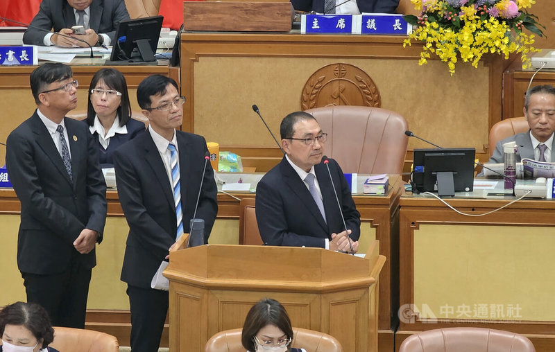 新北市議會10日進行市政總質詢,對於三重果菜市場是否仍要遷至蘆洲,市長侯友宜(右2)表示,還是朝這個方向在走,一切照現有進度在走。中央社記者王鴻國攝 114年6月10日