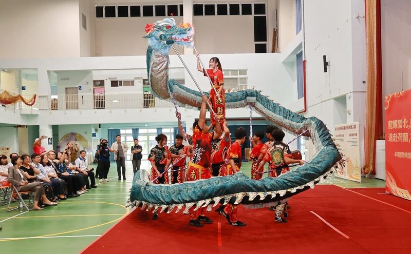 南投縣立營北國中舞龍隊將啟程參加荷蘭國際民俗藝術節,縣府10日辦理祥龍點睛暨授旗儀式,舞龍隊也帶來精彩演出。(南投縣政府提供)中央社記者蕭博陽南投縣傳真 114年6月10日