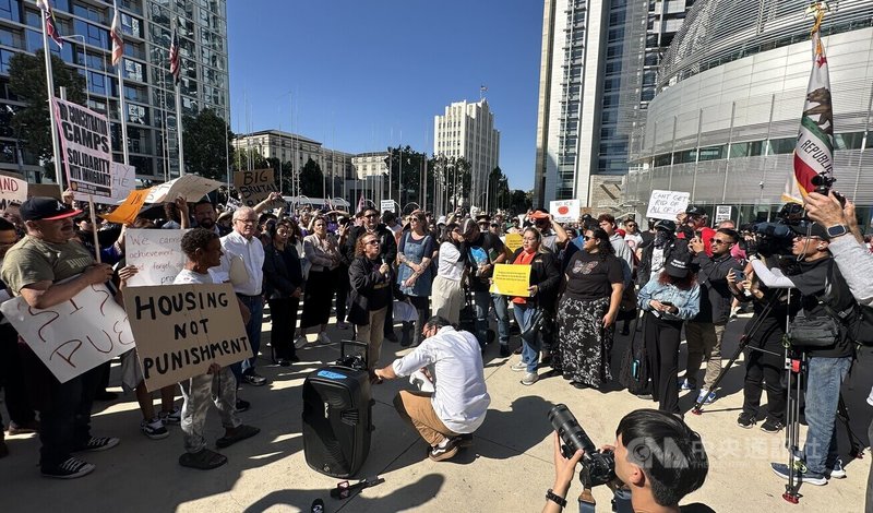 加州聖荷西市9日響應洛杉磯示威,近千人聚集市政廳外表達訴求。中央社記者張欣瑜舊金山攝 114年6月10日