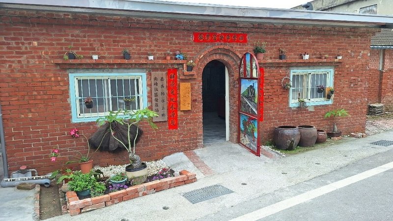南靖社區30年老屋改造有成,獲「2025建築園冶獎」社區文化景觀營造類獎項,老屋保留原建築紅磚與木構特色。(嘉義縣政府提供)中央社記者蔡智明傳真 114年6月10日
