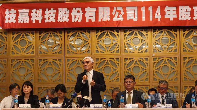 技嘉董事長葉培城（中）表示，技嘉在這一波AI熱潮下有掌握到先機，AI伺服器領域表現不錯，帶動整體營運成長。中央社記者江明晏攝  114年6月10日