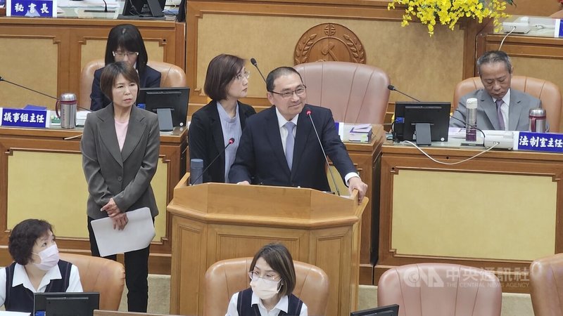 新北市議會10日進行市政總質詢,對於世壯運閉幕時歌詞「台灣」兩字消音爭議,新北市長侯友宜(2排中)表示,閉幕典禮充滿台灣元素,任何決定「都由我來負責」。中央社記者王鴻國攝 114年6月10日
