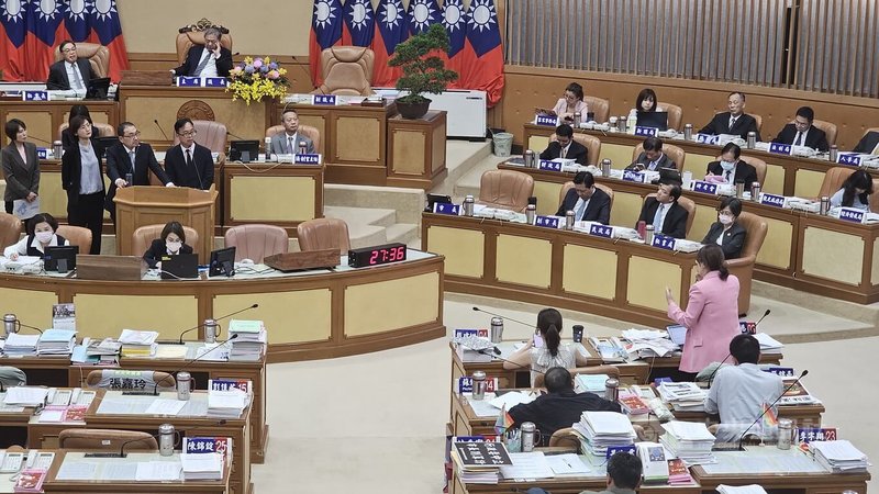 民進黨新北市議員顏蔚慈(右粉色衣者)10日質詢時指出,相較高雄近年持續舉辦大型演唱會帶動觀光,新北顯然錯失良機,她認為新北雖沒大巨蛋,卻有許多場館都適合辦見面會,日前韓星李聖經與辛叡恩就選在三重體育館會粉絲,結果廣受好評。中央社記者王鴻國攝 114年6月10日