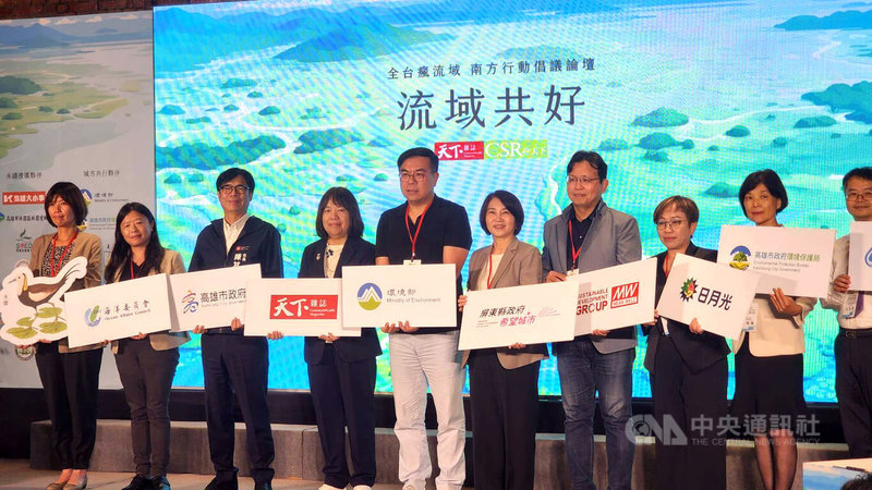 天下雜誌舉辦「流域共好.南方行動倡議論壇」,10日移師高雄橋頭糖廠,高雄市長陳其邁(左3)與環境部長彭啓明(左5)、屏東縣長周春米(右5)等人共同進行流域公約宣示。中央社記者洪學廣攝 114年6月10日