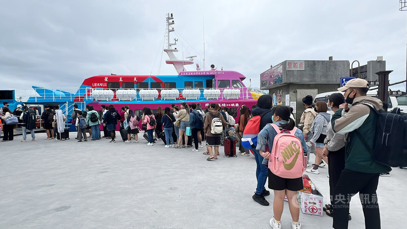 台東富岡港每逢假日就擠滿準備前往綠島、蘭嶼的人潮排隊登船,凱旋海運2023年接受經濟部輔導導入AI智能客服結合電子票券功能,可縮短人工登船程序。圖為2023年4月清明節連假前往綠島遊客排隊登船情景。中央社記者盧太城台東攝 114年6月10日