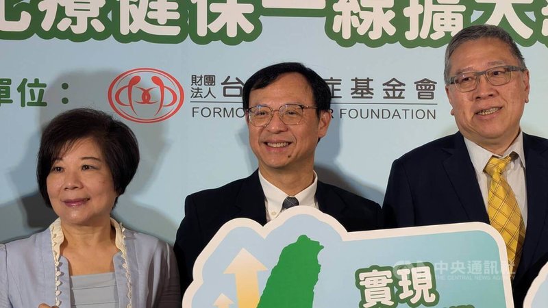 健保署長石崇良（中）10日指出，為支付神經內科醫師評估勞務，已增給付取栓評估費每次新台幣3000元，且114年7月起明定此費用8成要分配給醫療人員。中央社記者曾以寧攝  114年6月10日