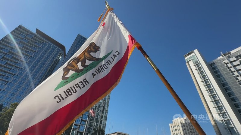 美國移民暨海關執法局掃蕩無證移民引爆衝突,加州聖荷西市響應洛杉磯示威現場,多面加州州旗飄揚。中央社記者張欣瑜舊金山攝 114年6月10日