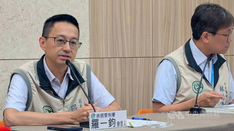 疾管署發言人羅一鈞(左)10日表示,上週COVID-19門急診就診共7萬182人次,但增幅已明顯趨緩,研判疫情已提早到達高峰,預估流行期將提早結束,而「見罩率」明顯提升是讓疫情趨緩的最重要原因。中央社記者曾以寧攝 114年6月10日