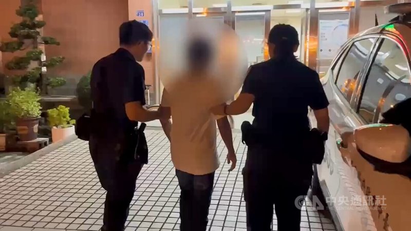 林姓男子(中)9日駕駛租賃車,衝撞台中市北屯區一家精品店後逃逸,警方循線通知到案釐清,詢後依恐嚇、毀損罪嫌法辦。(翻攝照片)中央社記者蘇木春傳真 114年6月10日