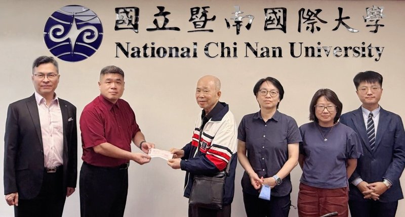 暨南大學資工系副教授陳依蓉因病離世,陳依蓉父親陳信雄(右4)9日捐贈新台幣200萬元,為資工系設立「陳依蓉老師紀念獎學金」,照顧家境清寒學生。(暨南大學提供)中央社記者吳哲豪傳真 114年6月10日