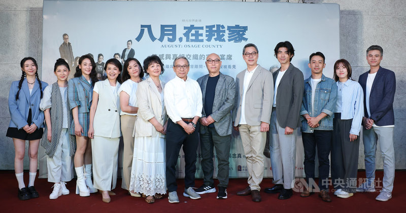 綠光劇團10日下午在台灣當代文化實驗場C-LAB舉行旗艦大戲「八月,在我家」記者會,導演吳定謙(右)、藝術監督暨演員吳念真(中)與演員鄧安寧(右6)、王琄(左6)等人齊聚宣傳。中央社記者謝佳璋攝 114年6月10日