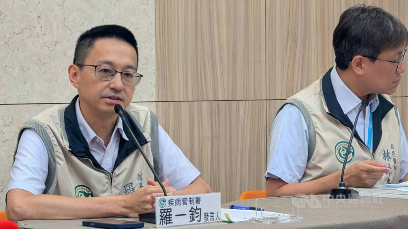 疾管署發言人羅一鈞（左）10日表示，上週COVID-19門急診就診共7萬182人次，但增幅已明顯趨緩，研判疫情已提早到達高峰，預估流行期將提早結束，而「見罩率」明顯提升是讓疫情趨緩的最重要原因。中央社記者曾以寧攝  114年6月10日