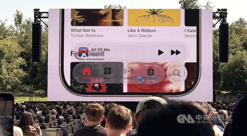 蘋果公司(Apple)9日在全球開發者大會(WWDC)發表iOS 26作業系統,採用Liquid Glass(液態玻璃)全新設計語言,模擬能反射和折射周圍的半透明材質,為iPhone操作提供全新體驗,亦是首次全平台共通的設計。中央社記者吳家豪舊金山攝 114年6月10日