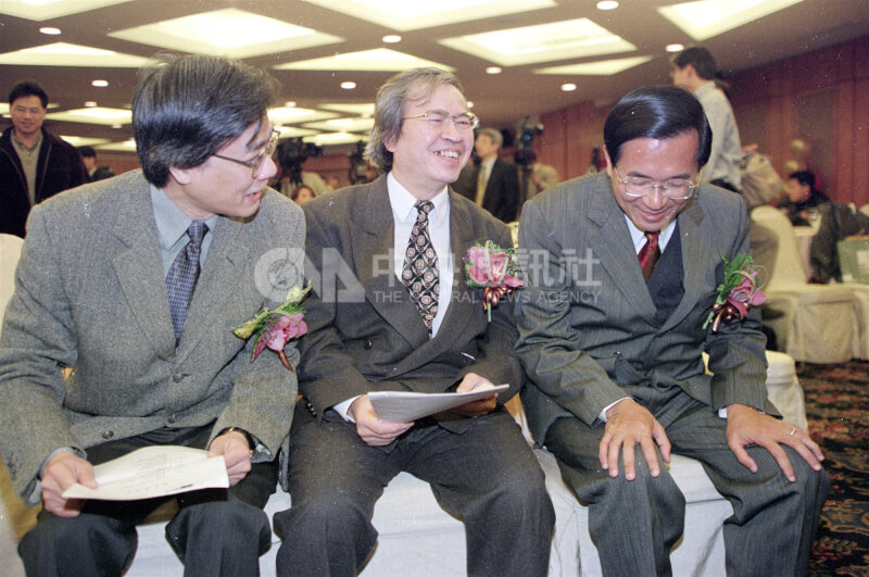 2000年1月民主進步黨提名總統參選人陳水扁應邀參加新新聞、PC HOME結盟暨新刊酒會,向新新聞發行人南方朔(中)與新新聞社長王健壯(左)致賀。(中央社檔案照片)