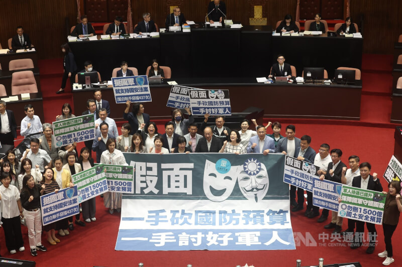 立法院會10日三讀修正通過軍人待遇條例部分條文,新增志願役加給;民進黨團批藍白在立法院挾多數闖關軍人待遇相關條例,用政治角力競相加碼,不僅違反預算精神,更沒有徵詢行政院意見,深感遺憾。中央社記者吳家昇攝 114年6月10日