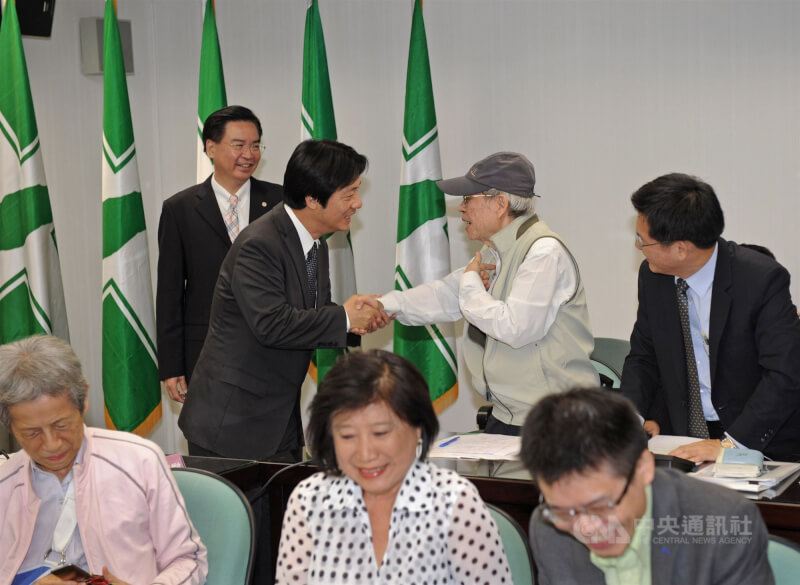 2013年10月民進黨舉行第6次對中政策擴大會議,邀請南方朔(中右)擔任引言人,會議主持人賴清德(中左)與他握手致意。(中央社檔案照片)