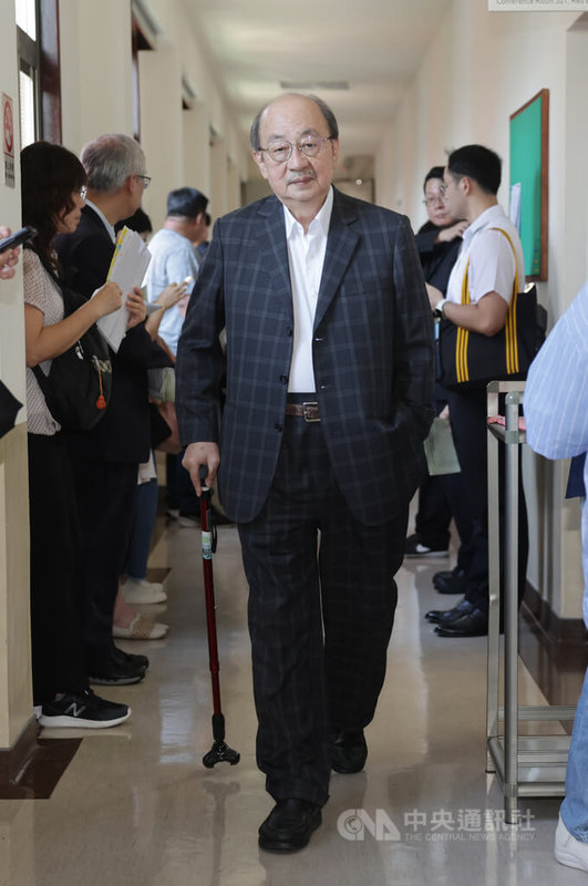 民進黨立法院黨團總召柯建銘(前)10日下午在立法院出席黨團協商,研商「中央政府前瞻基礎建設計畫第5期特別預算案」等案。中央社記者裴禛攝 114年6月10日