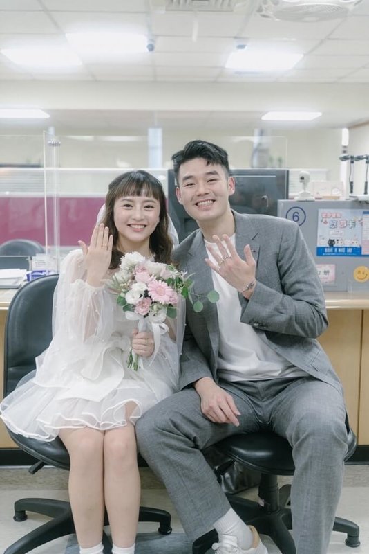 羽球好手王齊麟(右)10日和女友陳詩媛(左)正式登記結婚,從此多了一個人夫身分,他並感性表示心願終於成真。(麟洋國際體育顧問有限公司提供)中央社記者黎建忠傳真 114年6月10日