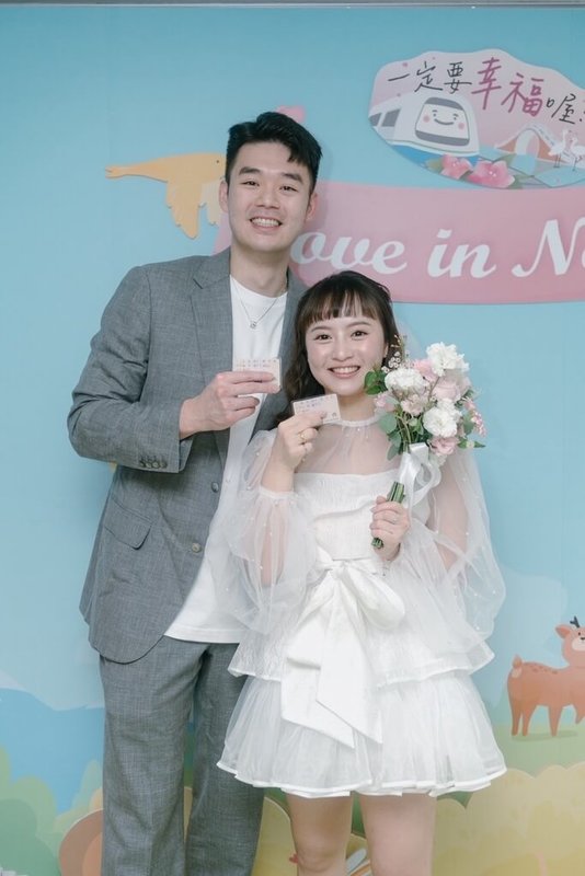 羽球好手王齊麟(左)10日和女友陳詩媛(右)正式登記結婚,王齊麟表示,「其實就是今天看農民曆是好日子,真的要說的話,就是6月新娘有幸福的意涵,然後10日就是十元的日子,覺得一切都滿剛好的。」(麟洋國際體育顧問有限公司提供)中央社記者黎建忠傳真 114年6月10日