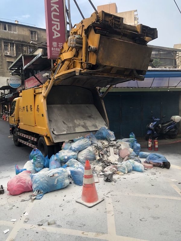 台北市內湖區安康路9日發生垃圾車起火事件,環保局10日表示,事因為垃圾中夾雜高空煙火,已違反廢棄物清理法,由於是爆裂物,最重可處新台幣6000元。(台北市環保局提供)中央社記者楊淑閔傳真 114年6月10日