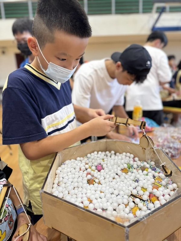 大同大學機械與材料工程系課程打造手作玩具樂園,主題為「除舊布新」,包括垃圾分類、打掃房間等15組手作玩具,邀請200名國小生試玩。(大同大學提供)中央社記者許秩維傳真 114年6月10日
