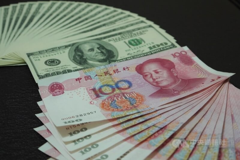圖為美元及人民幣紙鈔。(中央社檔案照片)