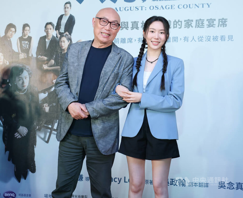 綠光劇團10日下午在台灣當代文化實驗場C-LAB舉行旗艦大戲「八月,在我家」記者會,為9月將展開北中南巡演的劇作宣傳,演員鄧安寧(左)與女兒鄧雨忱(右)將共同參演。中央社記者謝佳璋攝 114年6月10日