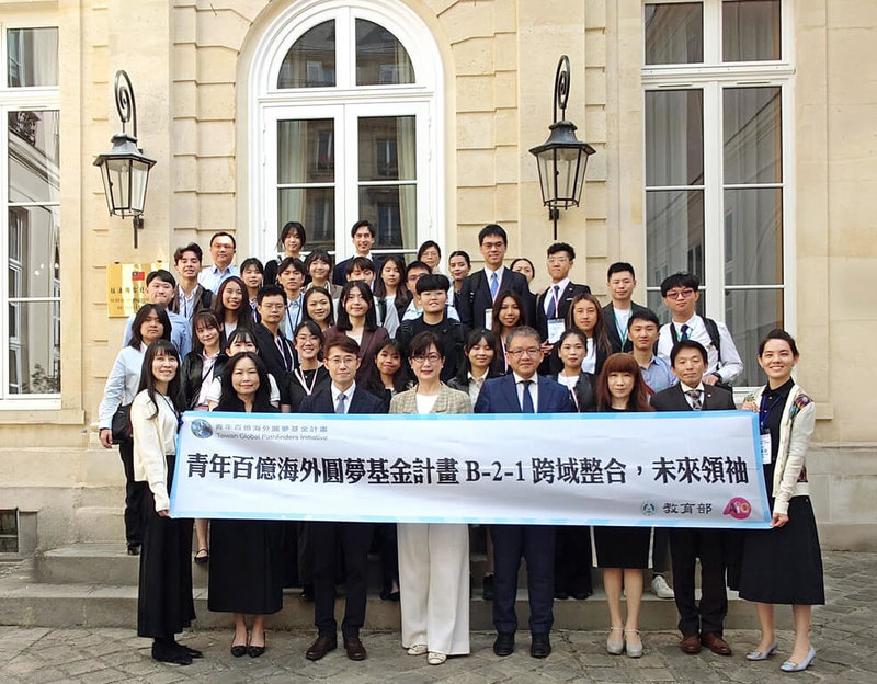 青年百億海外圓夢基金計畫首發團前往法國,30名青年代表拜會駐法國台北代表處,期盼青年們到訪充滿人文底蘊及創新活動的法國,成為實現夢想的起始步伐。(台灣國際文教創新交流協會提供)中央社記者許秩維傳真 114年6月10日