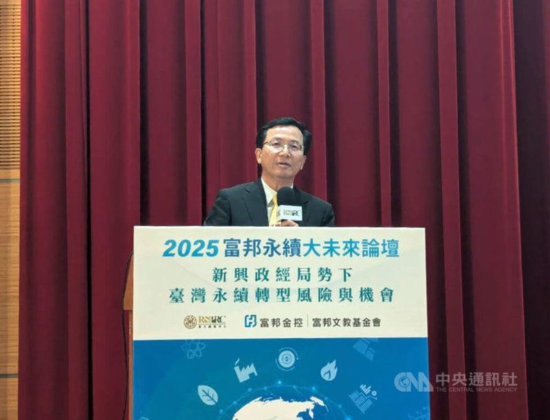 台大風險社會與政策研究中心11日發布「2025企業永續揭露準備度調查」報告,台大風險中心主任周桂田(圖)指出,113年台灣碳費公布至今,並未驅動企業積極訂定減碳目標、進行內部碳定價,顯示綠色金融政策推動向下滲透率仍有差距。中央社記者張雄風攝 114年6月11日
