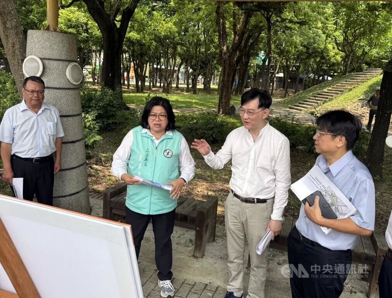 民進黨立委王美惠(右3)11日率立法院內政委員會考察嘉義市建設,並邀內政部政務次長董建宏(右2)、內政部國土管理署署長吳欣修(右1)到場會勘。中央社記者黃國芳攝 114年6月11日