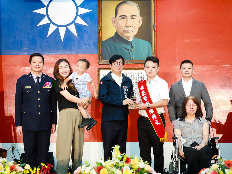 高雄市政府警察局11日舉辦「114年警察節慶祝活動」,市長陳其邁(左4)頒獎表揚8名模範警察、3名模範警察母親、30年資深績優警察及偵破特殊重大刑案優秀員警等。(高雄市政府提供)中央社記者洪學廣傳真 114年6月11日