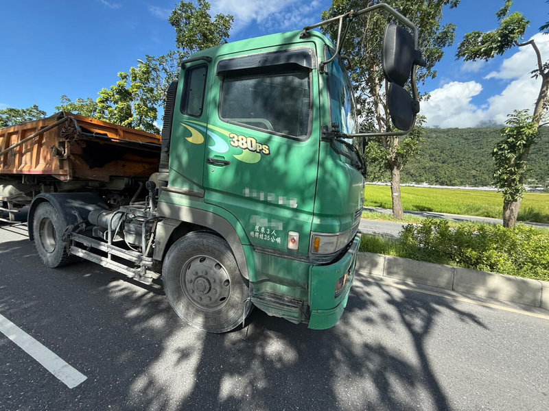 花蓮縣警察局玉里分局表示,11日上午接獲報案,指台9線發生交通事故,初步了解,19歲陳姓男子騎乘機車搭載17歲吳姓女子,與由無名巷右轉進入台9線的曳引車發生碰撞,雙載機車騎士傷重送醫。(民眾提供)中央社記者李先鳳傳真 114年6月11日