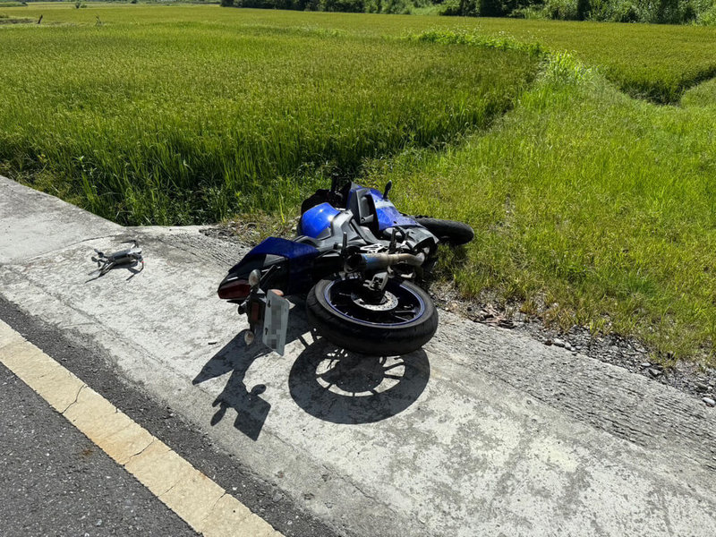 花蓮縣卓溪鄉19歲陳姓男子11日騎乘機車搭載17歲吳姓女友,行經台9線玉里鎮大禹段時,疑搶快與曳引車發生碰撞,陳男頭部與胸部受傷,吳女顱內出血,2人已轉送花蓮慈濟醫院救治。(民眾提供)中央社記者李先鳳傳真 114年6月11日