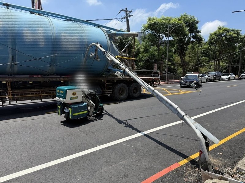 許姓男子11日駕駛曳引車沿苗栗縣頭份市中華路往北直行，裝載水泥槽觸碰到一旁路燈桿上架設的電纜線，整支燈桿因電纜線拉扯變形而倒下，幸未砸中行經車輛。（警方提供）中央社記者管瑞平傳真  114年6月11日