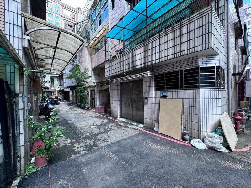 歷經多年的奔走與等待,板橋「富豪社區」海砂屋都更案在11日舉行拆除祈福儀式,將進行拆除重建。(圖為現況,更新處提供)中央社記者王鴻國傳真 114年6月11日