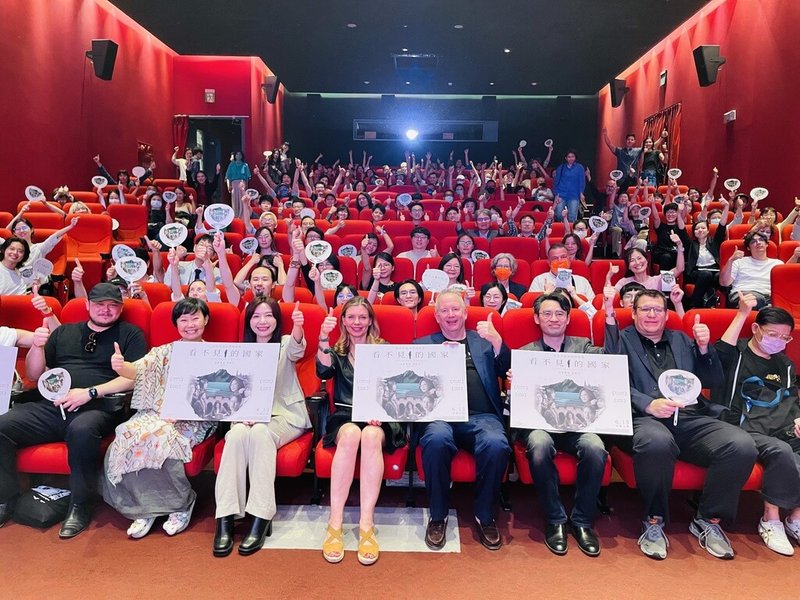 美國導演葛靜文(Vanessa Hope)(前左4)執導紀錄片「看不見的國家」,貼身記錄前總統蔡英文8年執政歷程,首映會11日晚間登場,觀影影人合影留念。(海鵬提供)中央社記者王心妤傳真 114年6月11日
