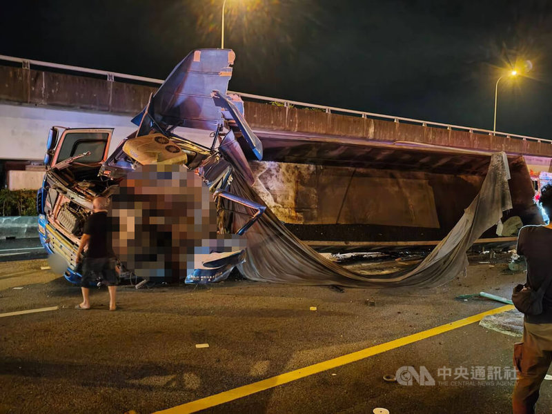 國道1號南下17.9公里內湖段11日發生死亡事故,1輛砂石車不明原因擦撞護欄後翻覆,43歲林姓男駕駛送醫不治。(翻攝照片)中央社記者黃麗芸傳真 114年6月11日