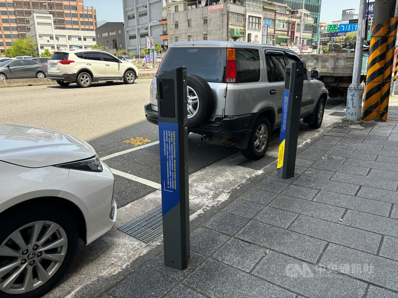 台北市長蔣萬安指示停管處115年完成全市近6萬個路邊汽車停車格位智慧化,並可研議將資訊提供給民間業者,公私協力提供市民服務。圖為裝設智慧停車柱的智慧化車格。中央社記者陳昱婷攝 114年6月11日